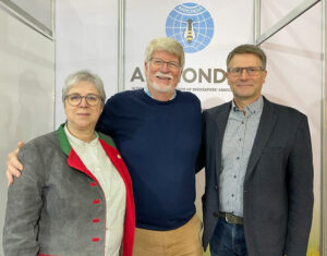Annette Seehaus-Arnold, Dr. Jeff Pettis und Torsten Ellmann auf der Apimondia 2023 in Chile (v.l.n.r.)
