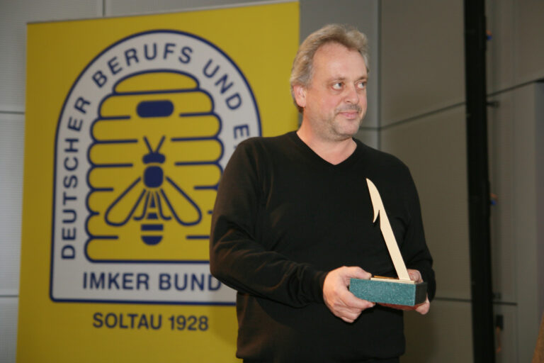 Ehrenauszeichnung Goldener Stachel für Imker Thomas Hock aus Weinolsheim: Er kämpft mit EU-Richtlinien und um die Imker. Foto: Janine Fritsch