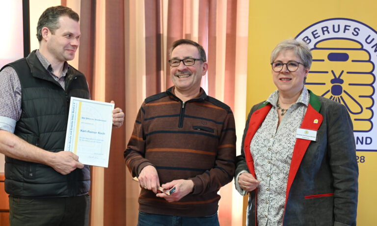Karl-Rainer Koch (mitte) freut sich über den Ehrenpreis „Silberner Stockmeißel“. Foto: Janine Fritsch