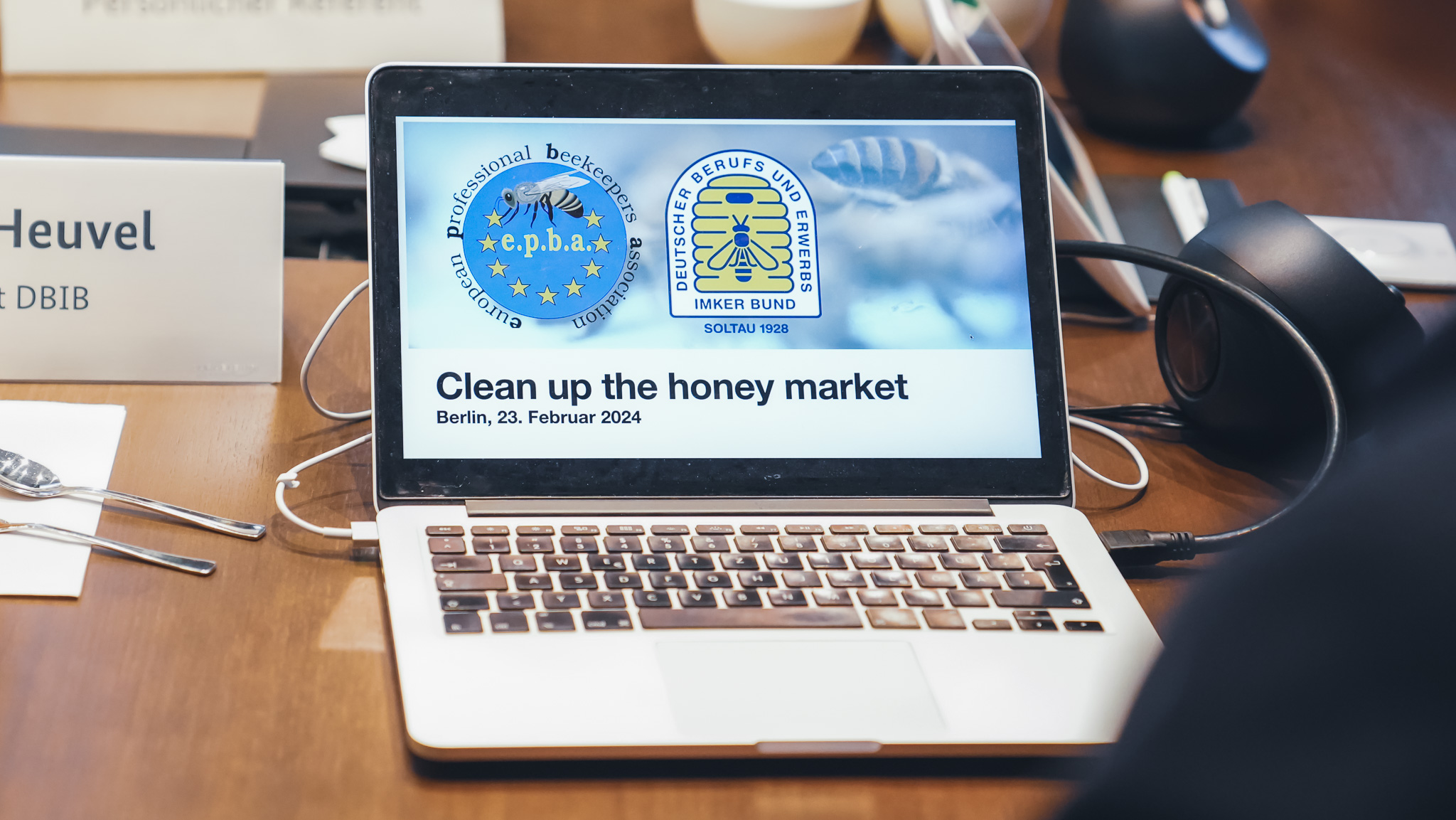 Der Europäische und Deutsche Berufsimkerbund fordern Maßnahmen, um den Honigmarkt von Billigimporten und Fälschungen zu befreien. Foto: BMEL