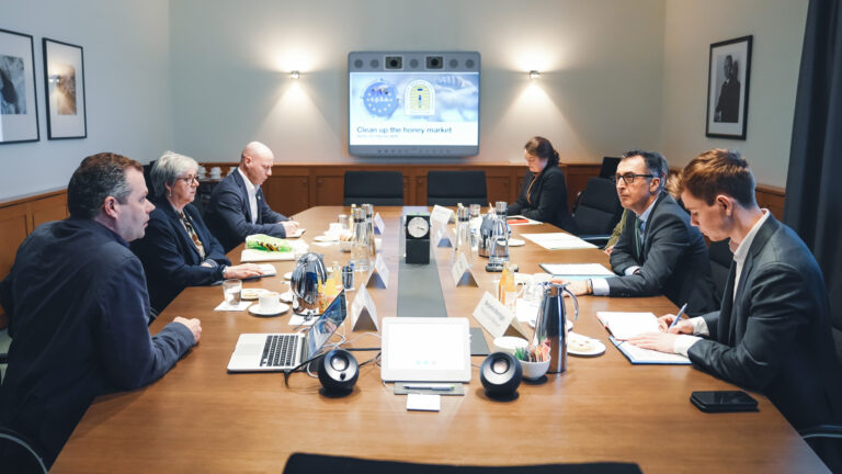 Das Präsidium des Berufsimkerbunds traf sich Ende Februar zu einem Gespräch mit Cem Özdemir in Berlin (links: Bernhard Heuvel, Annette Seehaus Arnold, Richard Kowitz vom DBIB, rechts: Cem Özdemir mit Mitarbeitern). Foto: BMEL