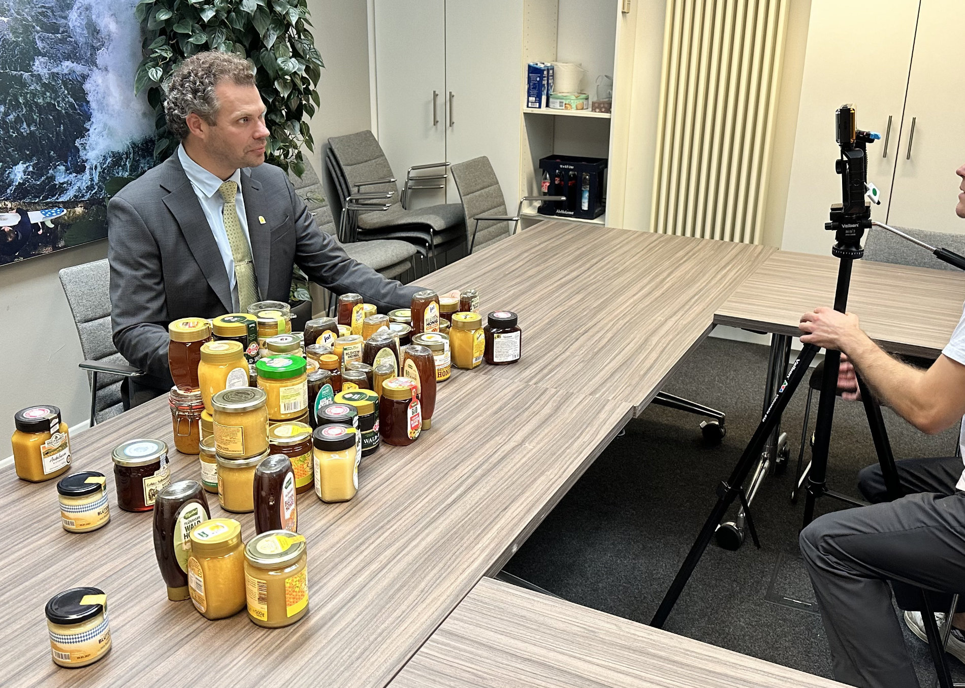 Bernhard Heuvel beim Interview mit RTL nach der Pressemeldung des DBIB über die entdeckten Honigfälschungen. Foto: Bernhard Heuvel