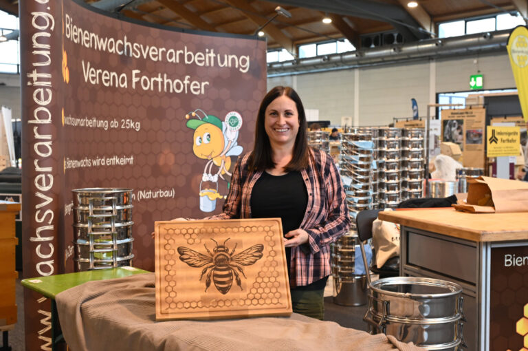Die Österreicherin Verena Forthofer war zum ersten Mal mit ihrem Stand auf der eurobee und will wiederkommen. Foto: Janine Fritsch
