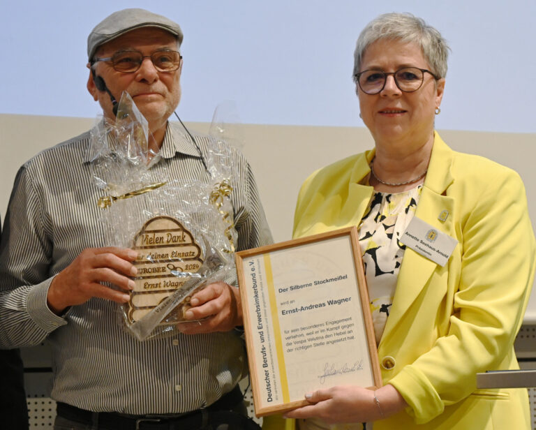 Ehrenauszeichnung Silberner Stockmeissel für Ernst Wagner aus dem Odenwald. DBIB-Präsidentin Annette Seehaus-Arnold würdigt die Lebensleistung des Unternehmers. Foto: Janine Fritsch