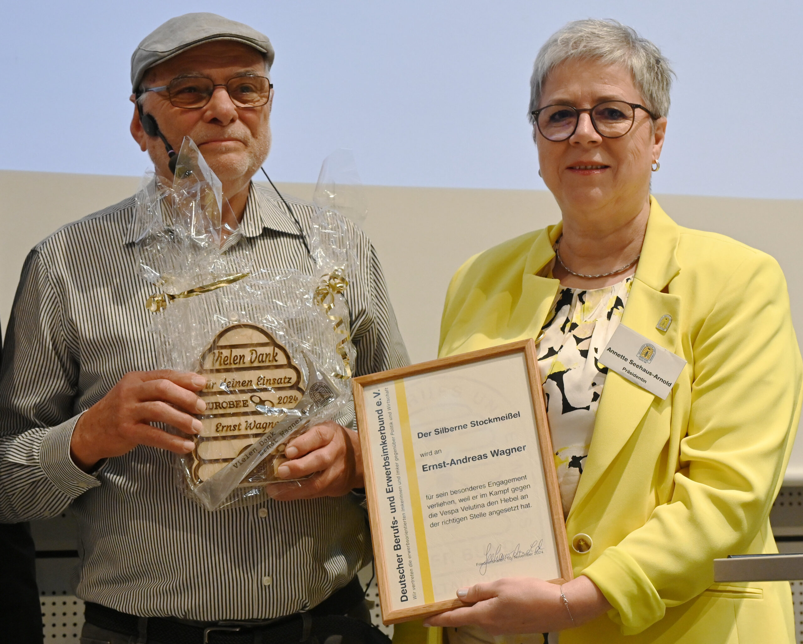 Ehrenauszeichnung Silberner Stockmeissel für Imker und Tüftler Ernst Wagner aus dem Odenwald. Die Präsidentin des Berufsimkerbunds Annette Seehaus-Arnold würdigt die Lebensleistung des Mudauer Unternehmers. Foto: Janine Fritsch