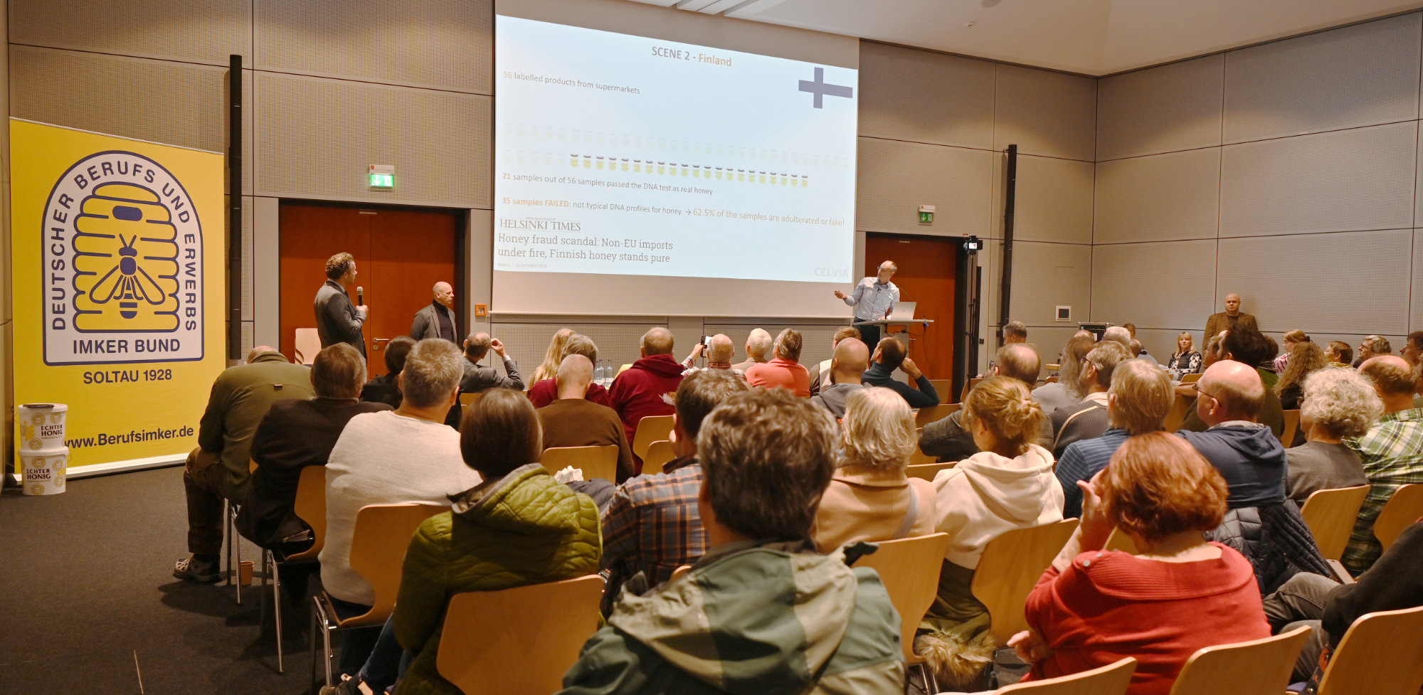 Öffentliche Vorstellung der DNA-Analyse auf der eurobee 2024 in Friedrichshafen. Wissenschaftler erklären, warum die Methode Honigfälschungen sicher aufdecken kann. Foto: Janine Fritsch