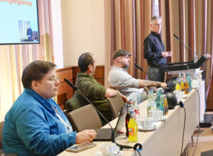 Insektenexperten beim Solitärbienentag in Celle: Dr. Melanie von Orlow (NABU), Klaus Ahrens Berufsimker und DBIB-Vorstand, DBIB-Wespenbeauftragter Thomas Beissel, Dr. Otto Boecking vom Bieneninstitut Celle (v.l.n.r.). Foto: Janine Fritsch