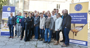 Start der ersten Jurorenausbildung für den eurobee Honey Award 2025: 20 Teilnehmerinnen und Teilnehmer bereiten sich auf eine Tätigkeit in der Honig-Jury vor. Foto: Janine Fritsch