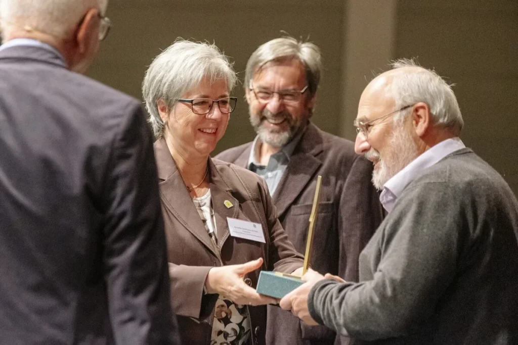 Imker Matthias Rühl erhält auf der eurobee 2021 den Goldenen Stachel für seinen Einsatz gegen Neonicotinoide in der Landwirtschaft. Foto: DBIB