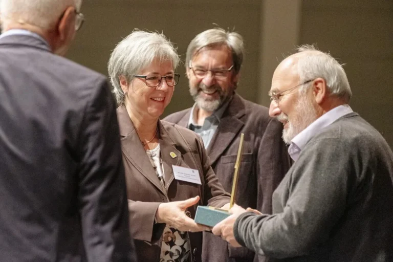 Imker Matthias Rühl erhält auf der eurobee 2021 den Goldenen Stachel für seinen Einsatz gegen Neonicotinoide in der Landwirtschaft. Foto: DBIB