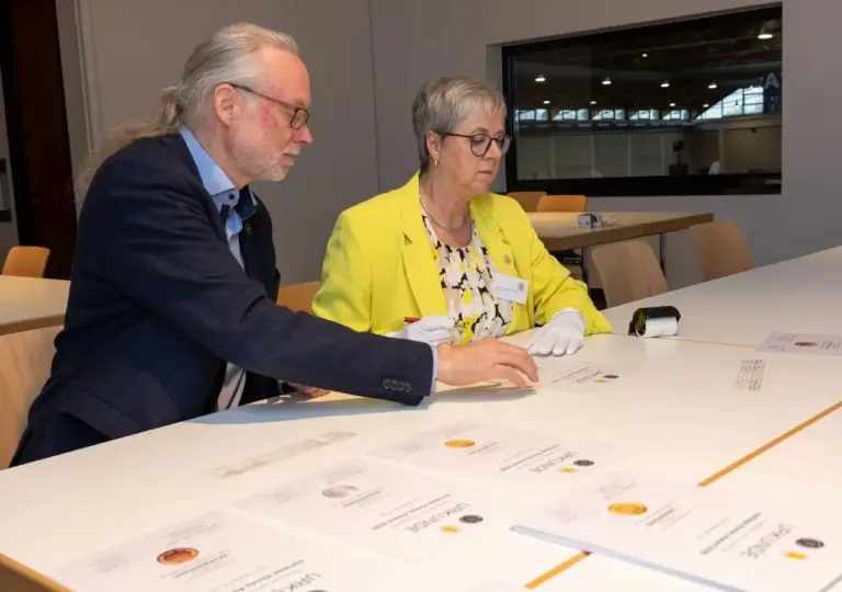 Dr. Steffen Watzke und DBIB-Präsidentin Annette Seehaus-Arnold unterzeichnen die Urkunden. Foto: DBIB/Jan Gutzeit