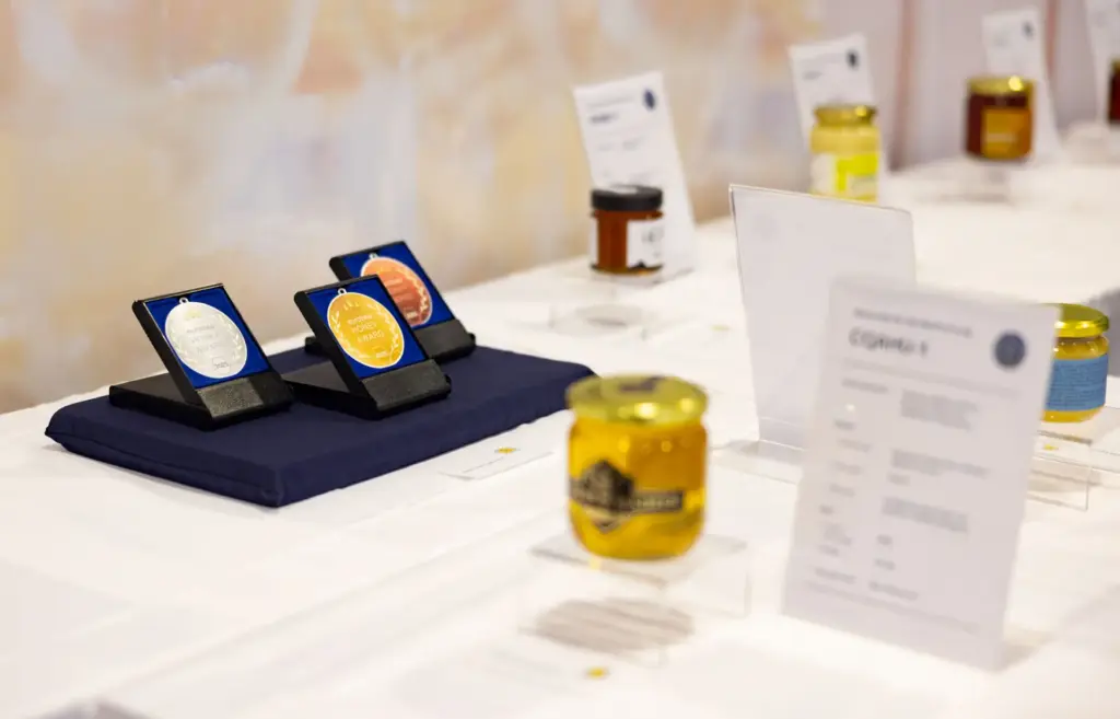 Medaillen in Gold, Silber und Bronze wurden vergeben in 10 Sortenkategorien. Jeder Honig bekam die Extra-Chance auf den Publikumspreis für das schönste Glas mit Etikett. Foto: DBIB/Jan Gutzeit