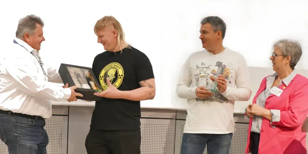 Böhmermann-Duell und Brückenbauer: Zweimal Goldener Stachel für Unerschrockenheit und Engagement