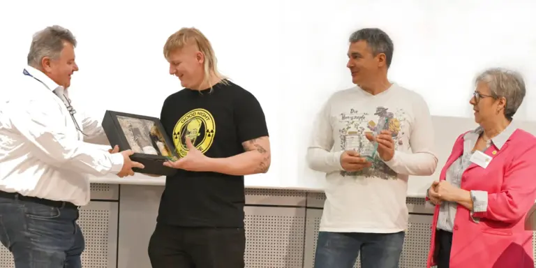 Ehrung der Preisträger des Goldenen Stachels 2025. vlnr: Stephan Freier, Martin Müller, Rico Heinzig, Annette Seehaus-Arnold. Foto: Janine Fritsch