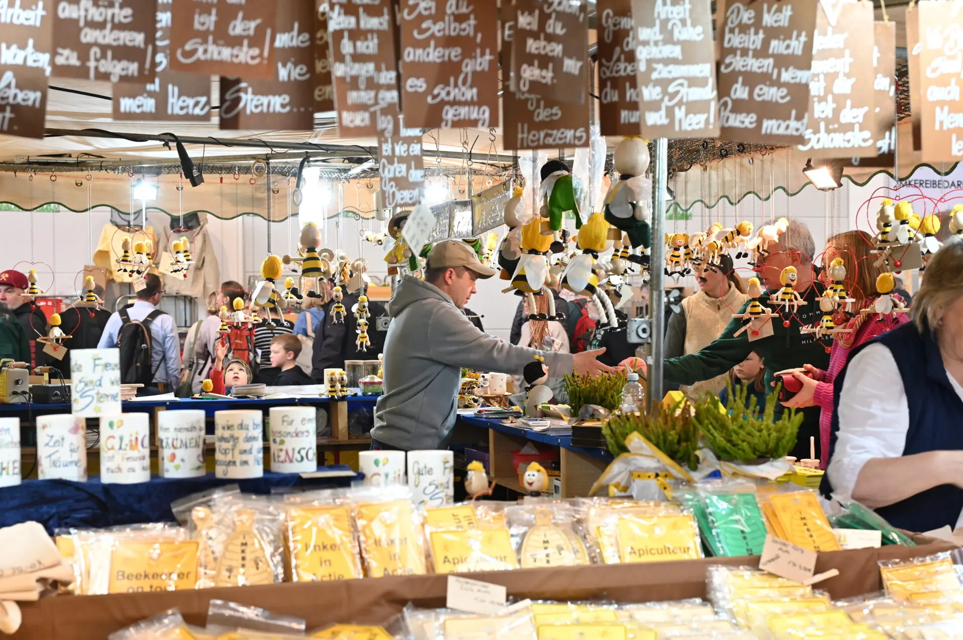 Die eurobee platzt aus den Nähten: Händler aus ganz Europa drängen nach Friedrichshafen. Nicht alle bekamen diesmal einen Platz. Foto: Janine Fritsch