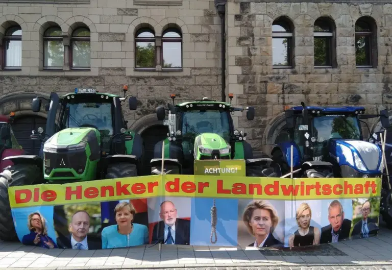 Agrardemo in Koblenz 2020. Damals wie heute: Politiker und Funktionäre arbeiten gegen unsere Landwirtschaft. Foto: Thomas Hock