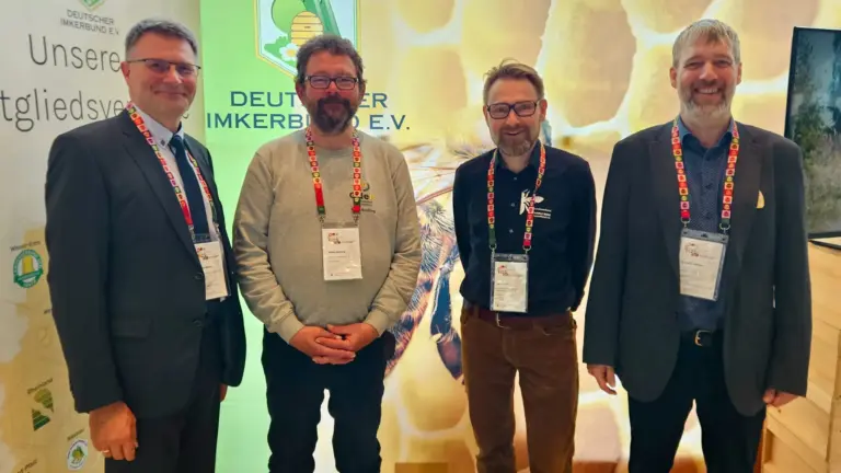 v.l.n.r.: Torsten Ellmann (D.I.B.), Mirko Beutling (GdeB), Jan Gutzeit (BV Dunkle Biene), Thorsten Wilkens (DBIB)